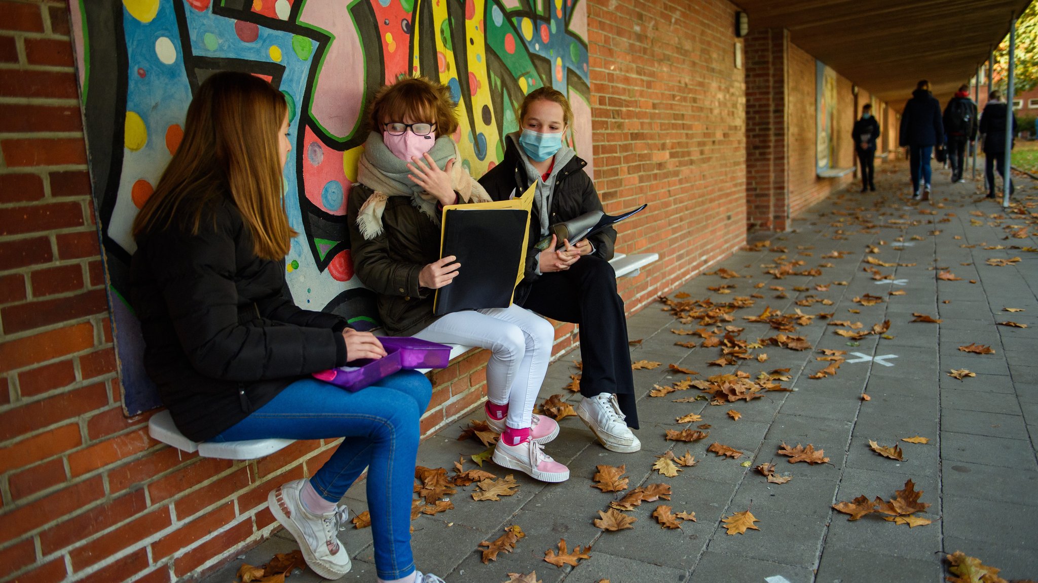 Schülerinnen mit Maske auf dem Pausenhof (Symbolbild)