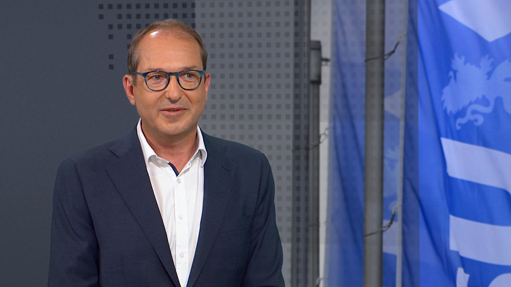 CSU-Landesgruppenchef Alexander Dobrindt erläutert im BR, warum seine Partei das Thema Flüchtlinge aus dem Wahlkampf heraushalten möchte. | Bild: BR CSU-Landesgruppenchef Alexander Dobrindt erläutert im BR, warum seine Partei das Thema Flüchtlinge aus dem Wahlkampf heraushalten möchte.