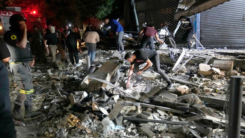 03.10.2024, Beirut: Menschen räumen Trümmer weg, nach einem Luftangriff auf ein Wohnhaus. | Bild: dpa-Bildfunk/Hussein Malla 03.10.2024, Beirut: Menschen räumen Trümmer weg, nach einem Luftangriff auf ein Wohnhaus.