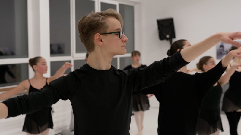 Anders als im Ausland ist bei uns der männliche Nachwuchs in Ballettschulen und Ensembles stark zurückgegangen. Johannes Jurkowski hingegen tanzt leidenschaftlich Ballett. Angefangen hat er mit fünf Jahren in der Tanzschule im kleinen Eckental.