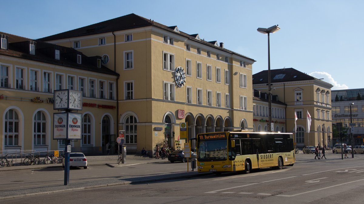 Der Regensburger Hauptbahnhof von außen