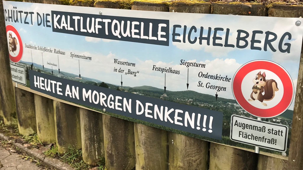 Ein Plakat mit dem Text Schützt die Kaltluftquelle Eichelberg.