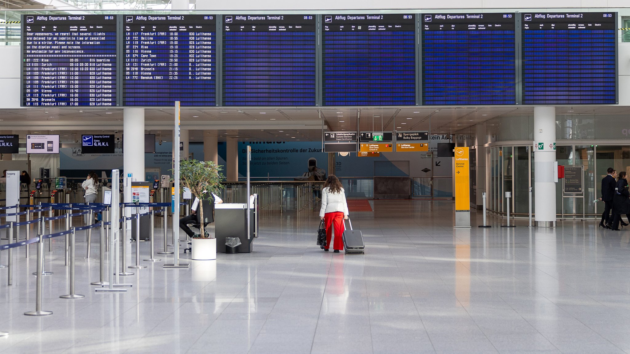 ARCHIV (28.02.2025): Die Abflughalle im Terminal 2 des Münchner Flughafens zeigt die Auswirkungen des Verdi-Warnstreiks. Die Anzeigetafel ist grösstenteils leer, mit nur wenigen verbleibenden Flügen. 