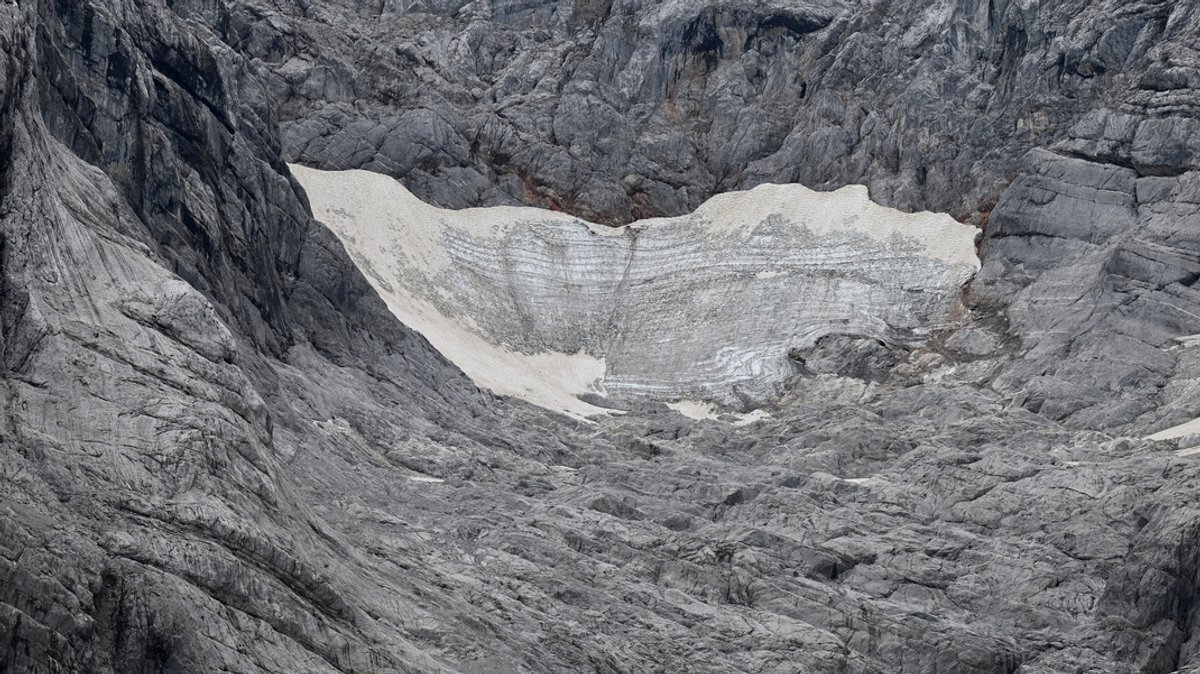 Blankeis und Schneereste sind am Blaueisgletscher bei Berchtesgaden zu sehen (Archivbild von August 2022).