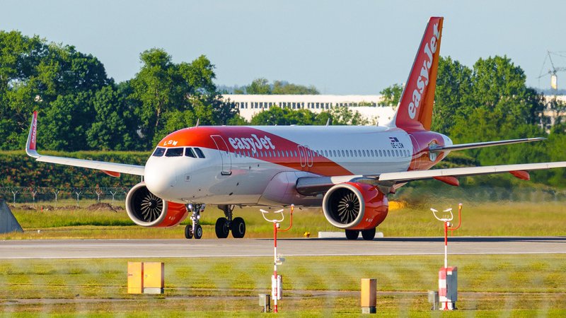 Ein Airbus A320neo der britischen Fluggesellschaft easyJet rollt bei Sonnenschein über das Vorfeld des Münchner Flughafens (ARCHIVBILD) | Bild: picture alliance / CHROMORANGE | Michael Bihlmayer Ein Airbus A320neo der britischen Fluggesellschaft easyJet rollt bei Sonnenschein über das Vorfeld des Münchner Flughafens (ARCHIVBILD)