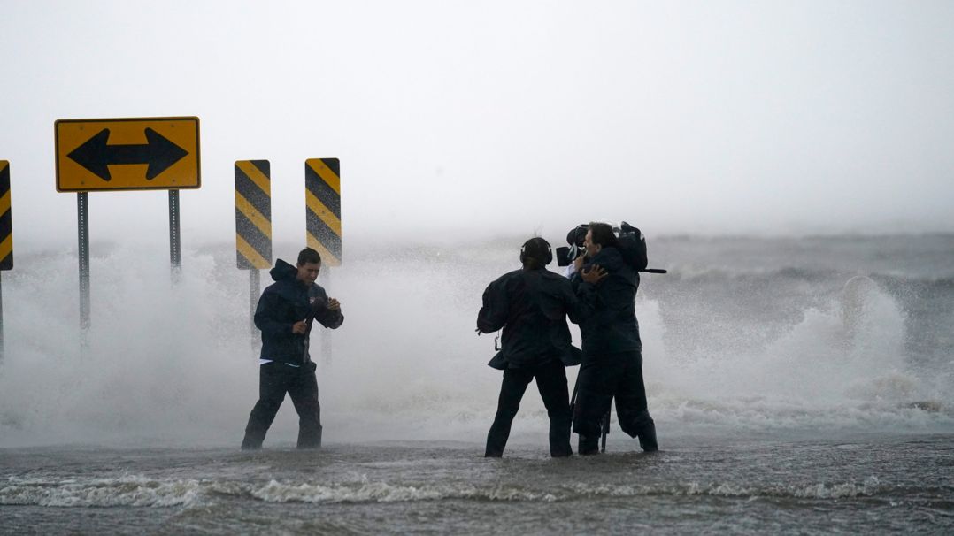 Ein Nachrichtenteam steht im Wasser des Lake Pontchartrains im US-Bundesstaat Louisiana, als sie von dem herannahenden Hurrikan "Ida" berichten.