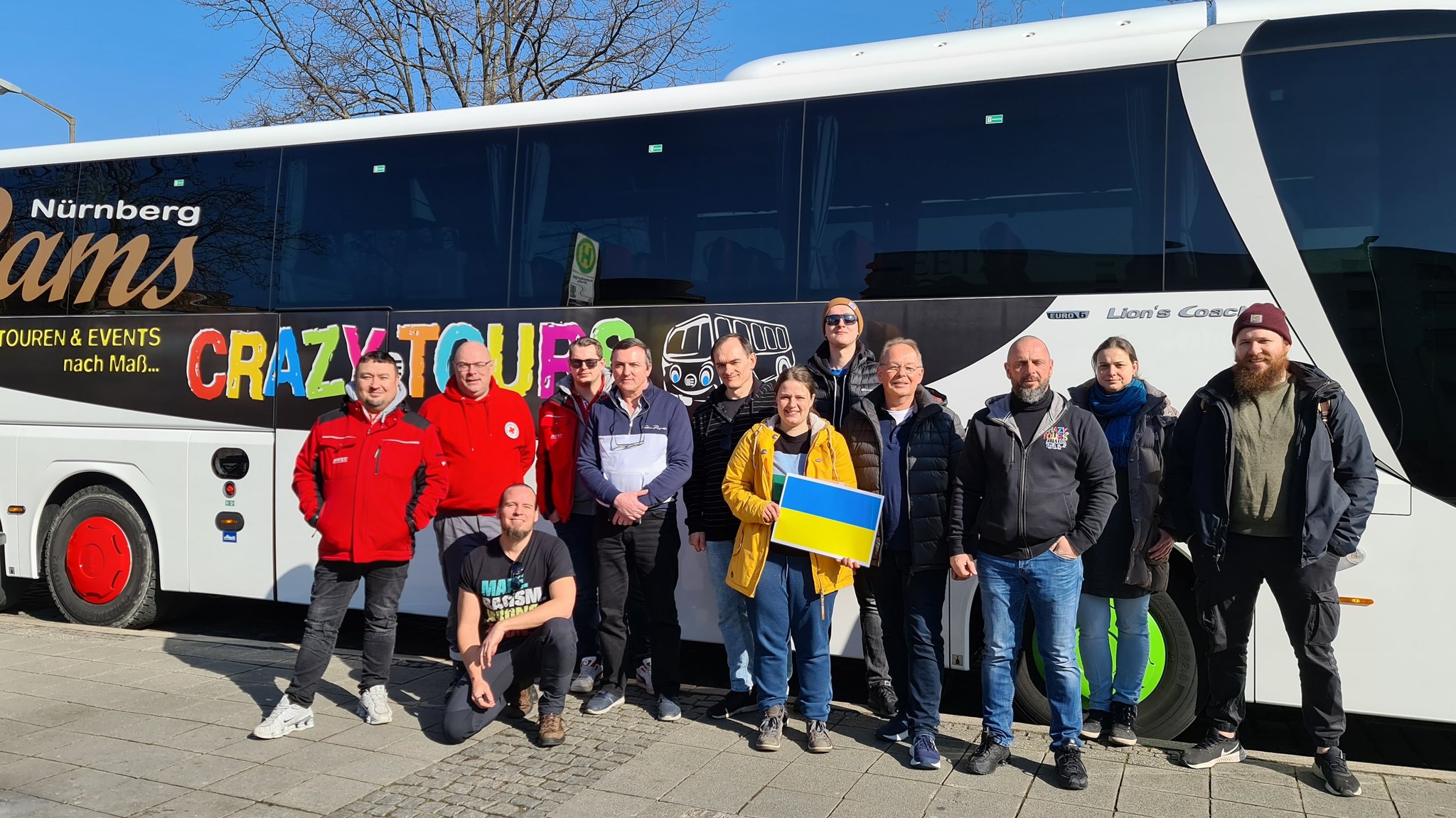 Eine Gruppe Menschen vor einem Bus.