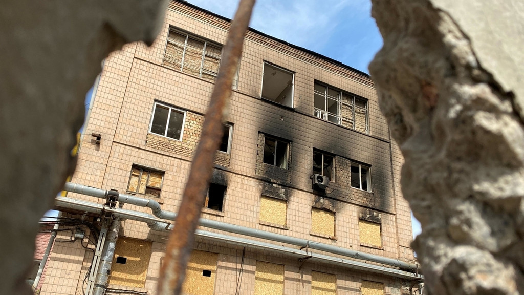 Kiew: Durch ein Loch in einer zerstörten Mauer wird der Blick frei auf das von einer russischen Rakete getroffene Fabrikgebäude des ukrainischen Raketenherstellers "Artem".