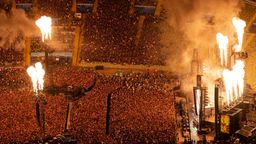 Feuerfontänen über der Menschenmenge im Olympiastadion beim Rammstein-Konzert | Bild:dpa-Bildfunk/Sven Hoppe
