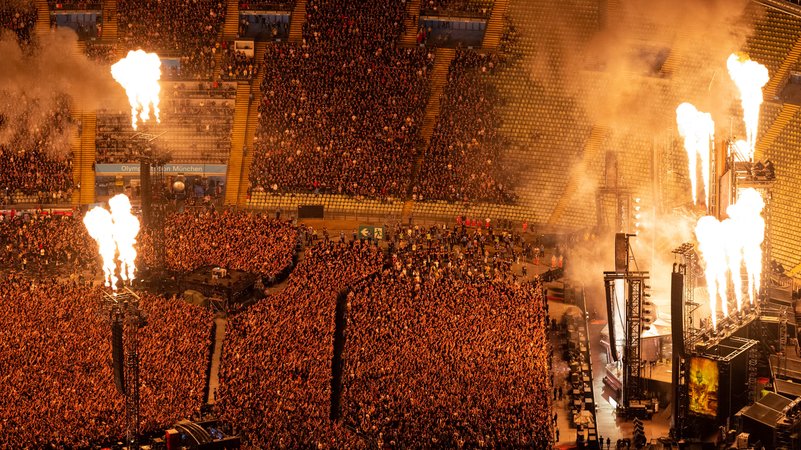 Feuerfontänen über der Menschenmenge im Olympiastadion beim Rammstein-Konzert