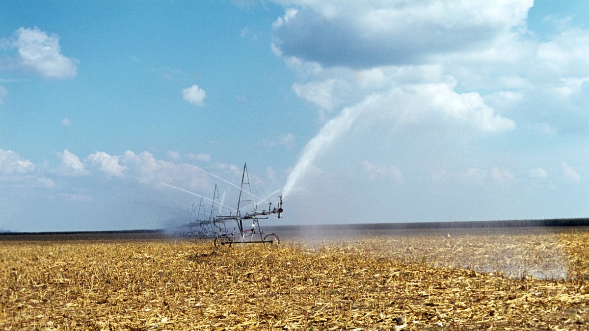 Künstliche Bewässerung auf einem abgeernteten Maisfeld in der Ukraine