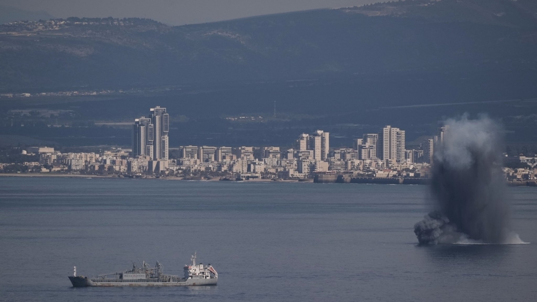 Ein ankommendes Geschoss explodiert in der Bucht von Haifa.