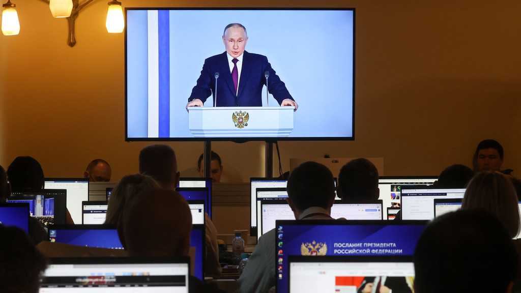 Journalisten verfolgen die Rede des Präsidenten