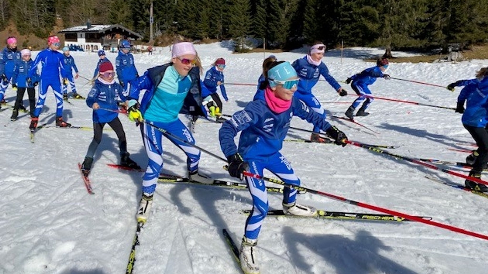 Immer vier Mädchen und Buben des Sportvereins fassen sich an den Stöcken und laufen los. Wer wird Erster im Gaudi-Wettbewerb sein