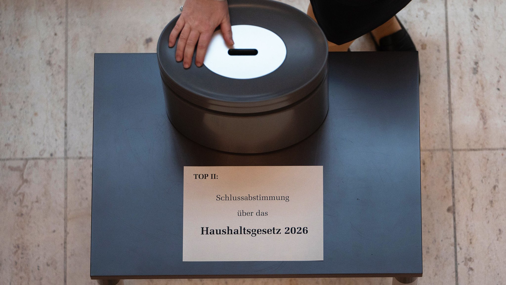 Eine Wahlurne steht bei einer namentlichen Abstimmung im Deutschen Bundestag in Berlin auf einem Tisch.