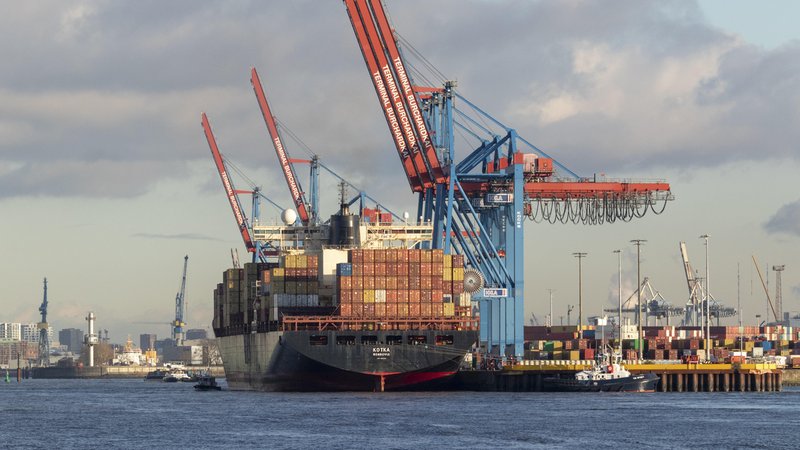 Containerschiff im Hamburger Hafen | Bild: picture alliance / imageBROKER | Christopher Tamcke Containerschiff im Hamburger Hafen