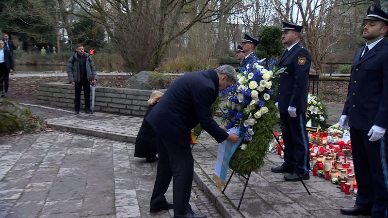 Vier Tage nach der Bluttat mit zwei Toten hat Aschaffenburg an die Opfer erinnert. | Bild: BR Vier Tage nach der Bluttat mit zwei Toten hat Aschaffenburg an die Opfer erinnert.