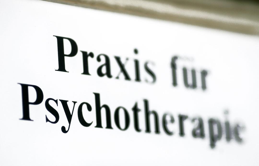 (Symbolbild) Eingangsschild einer Psychotherapie-Praxis
