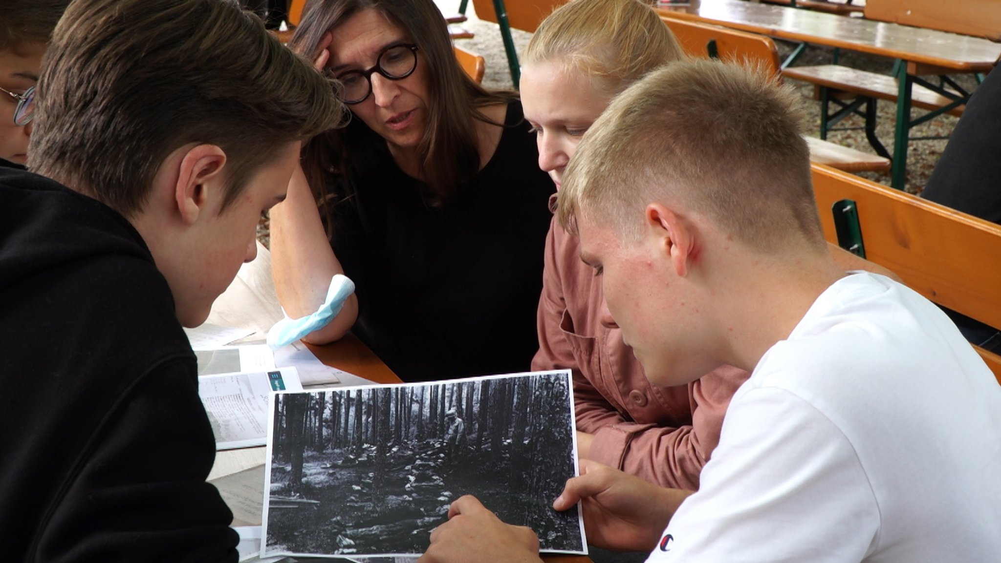 Schüler beschäftigen sich mit Todesmärschen in der Hallertau