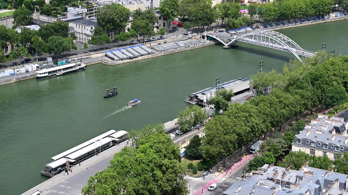 Vor den Olympischen Sommerspielen, Olympia Paris 2024, Blick vom Eiffelturm auf die Seine.
