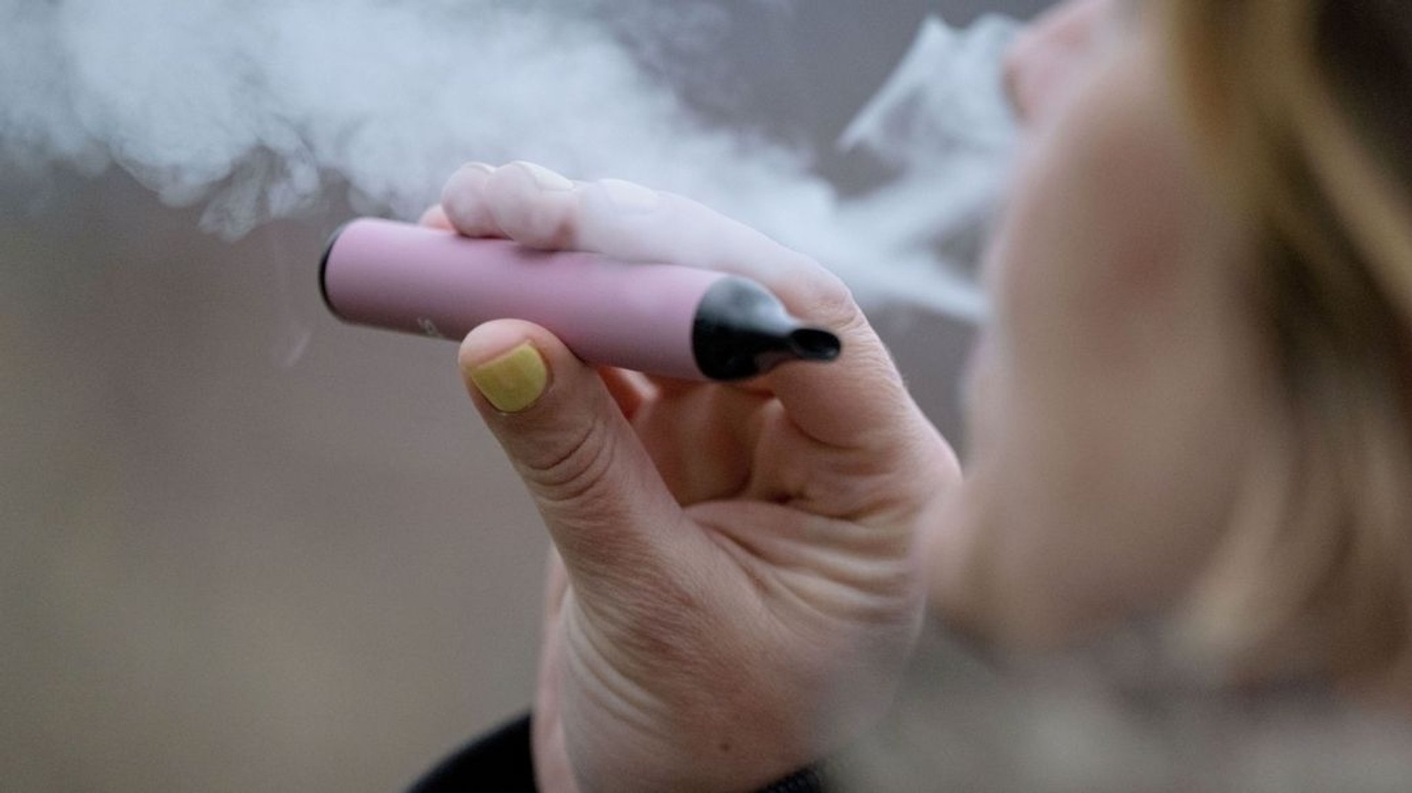 (Symbolbild) Eine Frau raucht eine elektronische Zigarette (Vape). | Bild: dpa-Bildfunk/Marijan Murat (Symbolbild) Eine Frau raucht eine elektronische Zigarette (Vape).