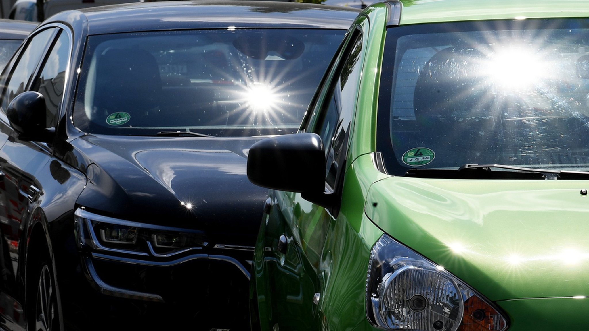 Sonne scheint auf parkende Autos