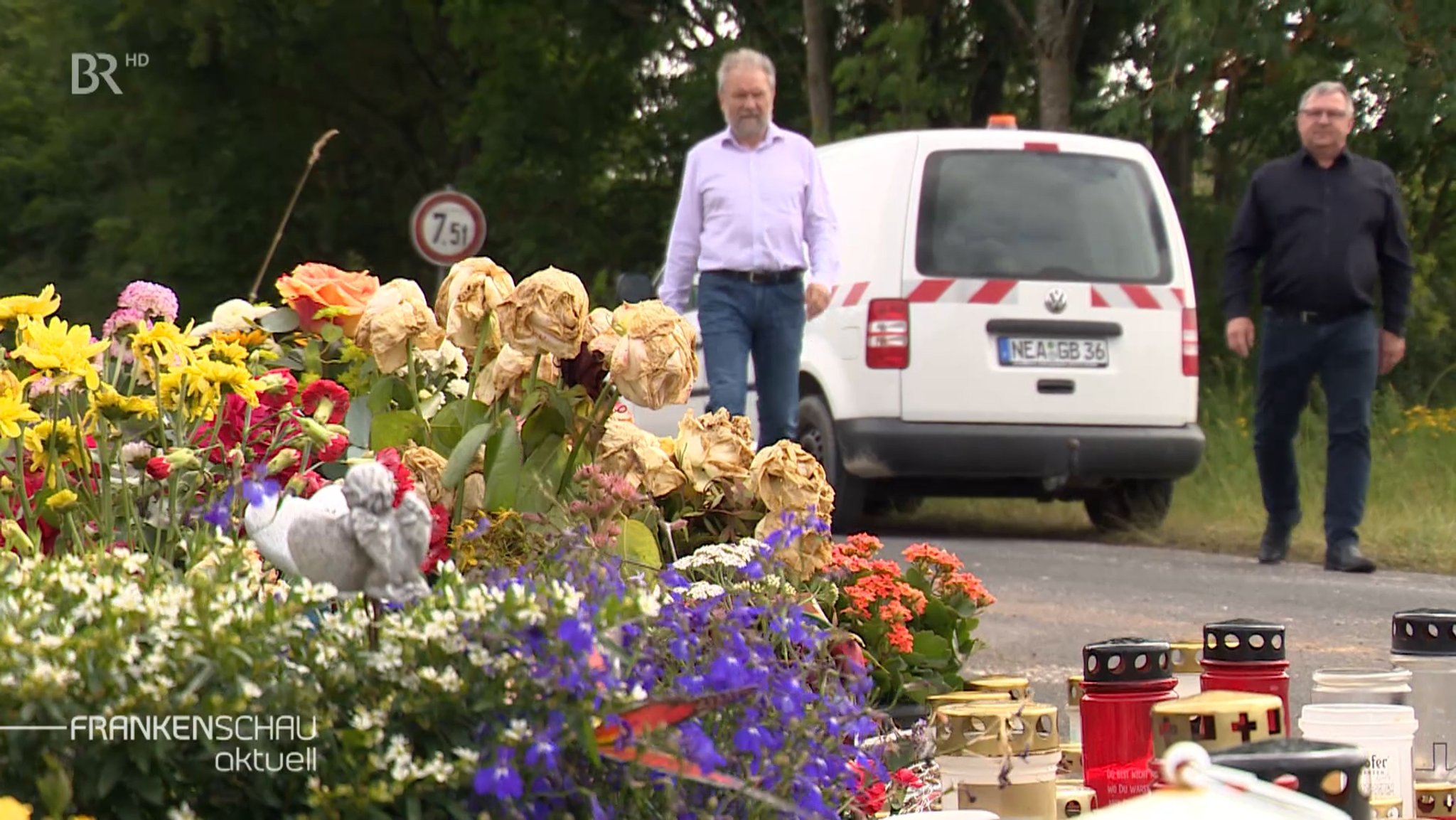 Unfallort Baumkurve mit Blumen und Kerzen im Landkreis Neustadt/Aisch-Bad Windsheim.