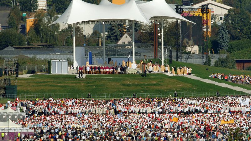 Zahlreiche Menschen stehen am Dienstag (12.09.2006) auf dem Islinger Feld in Regensburg während der Messe mit Papst Benedikt XVI.