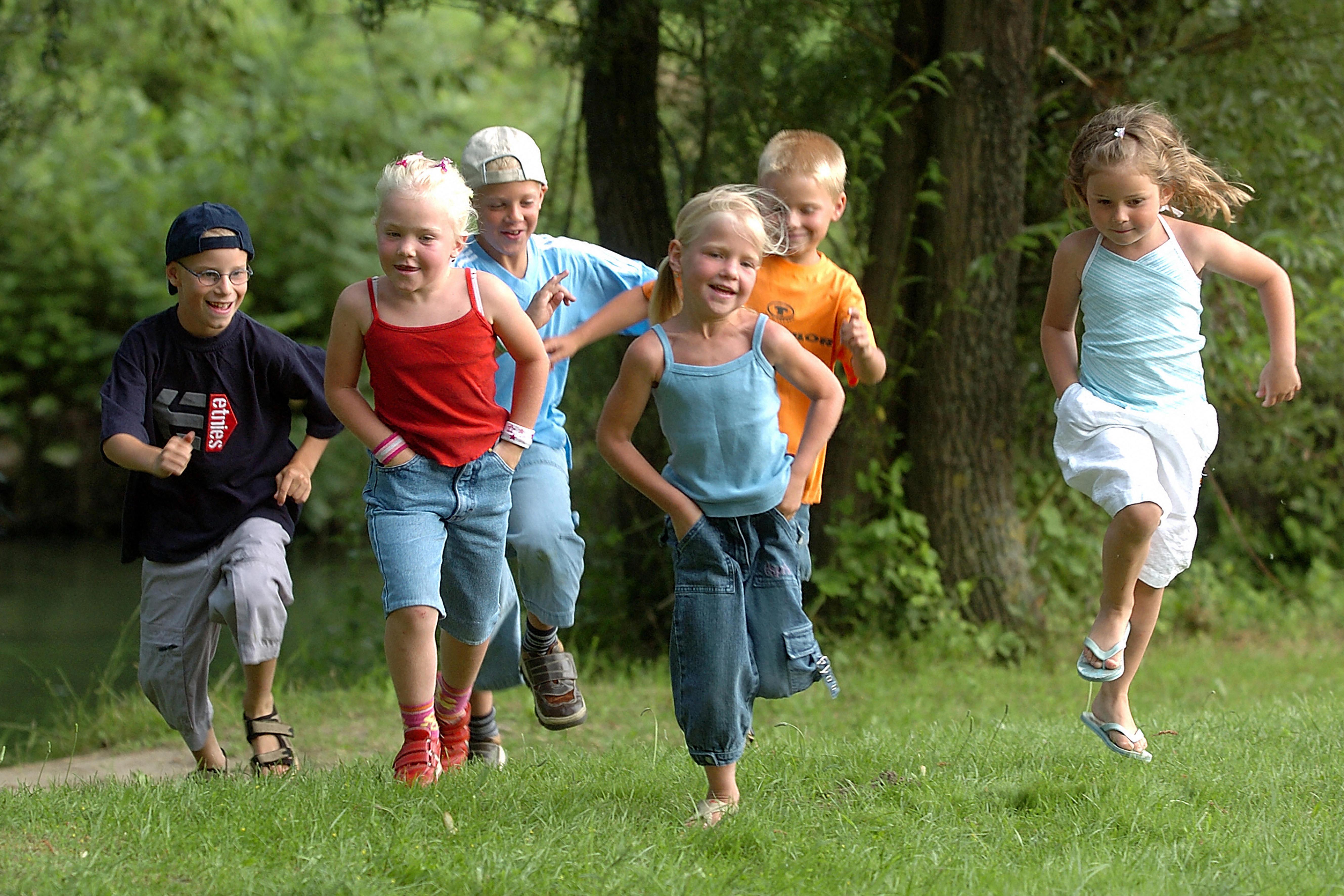 Kinder laufen in einem Park über eine Wiese | Bild:Bildagentur-online/McPhoto
