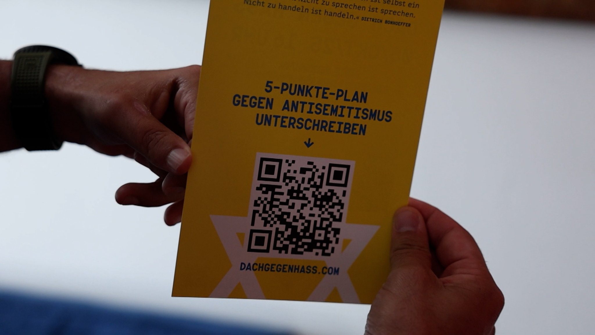 Der Fünf-Punkte-Plan gegen Antisemitismus in den Händen einer Person.