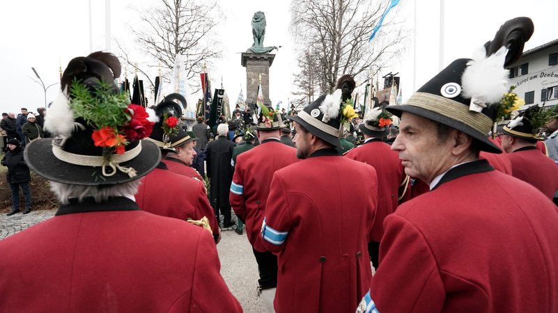 Gebirgsschützen in Uniformen nehmen an einer Gedenkfeier für die Opfer der Sendlinger Mordweihnacht von 1705 vor dem Löwendenkmal in Waakirchen teil.