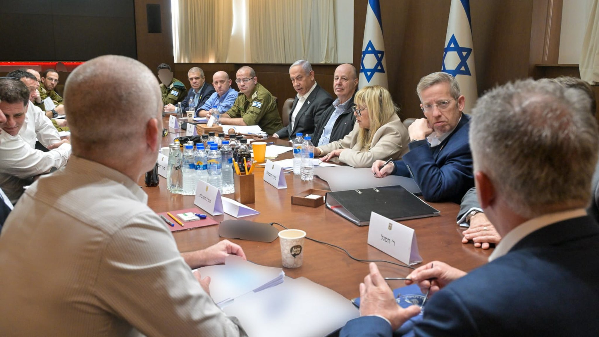 Israels Ministerpräsident Benjamin Netanjahu (Mitte hinten) bei der Sitzung des Sicherheitskabinetts am Freitag.