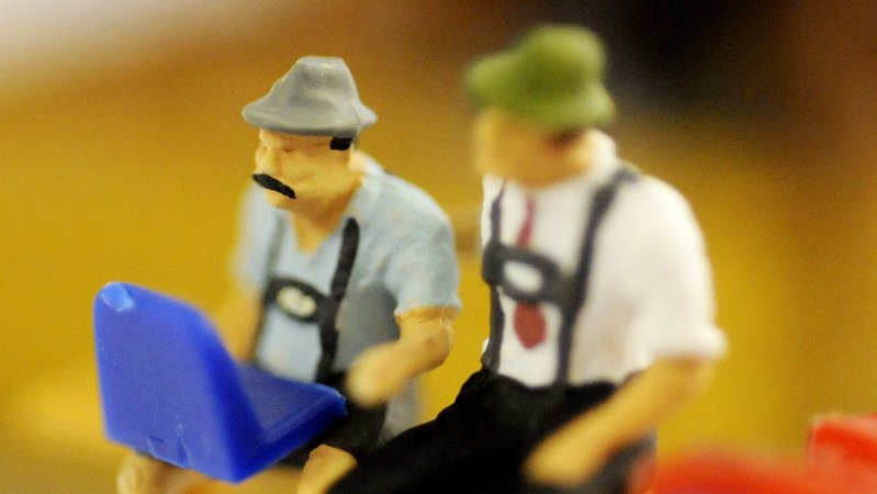 Miniaturfiguren mit Laptop & Lederhose | Bild: Picture Alliance Miniaturfiguren mit Laptop & Lederhose
