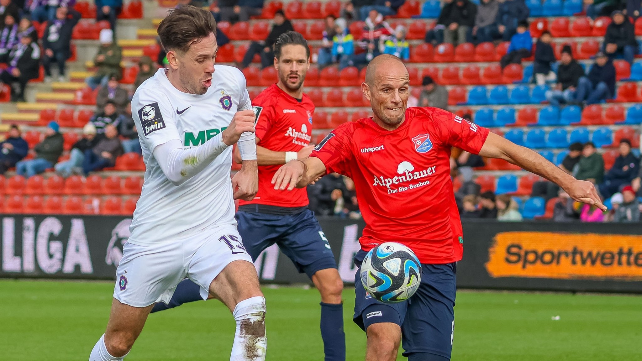 Marcel Bär (FC Erzgebirge Aue) und Manuel Stiefler (SpVgg Unterhaching) im Zweikampf