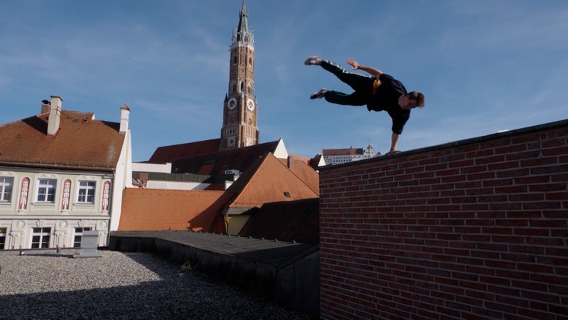 "Freerunning LA" - das ist ein neuer Image-Film der Stadt Landshut. Die weltberühmte Altstadtkulisse ist darauf wie nie zuvor zu sehen: Aus der Perspektive von Sportakrobaten, die über den Dächern der Altstadt turnen... | Bild: BR "Freerunning LA" - das ist ein neuer Image-Film der Stadt Landshut. Die weltberühmte Altstadtkulisse ist darauf wie nie zuvor zu sehen: Aus der Perspektive von Sportakrobaten, die über den Dächern der Altstadt turnen...