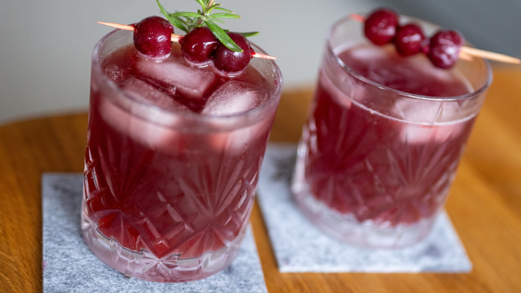 Zwei Gläser mit dem Trendgetränk "Sleepy Girl Mocktail" stehen auf einem Tisch.