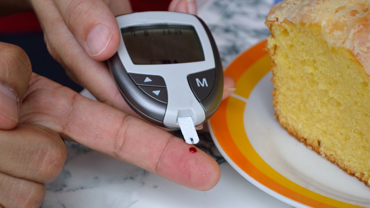 Ein Diabetes-Patient misst mithilfe eines Blutzuckermessgeräts seinen Blutzuckerwert.