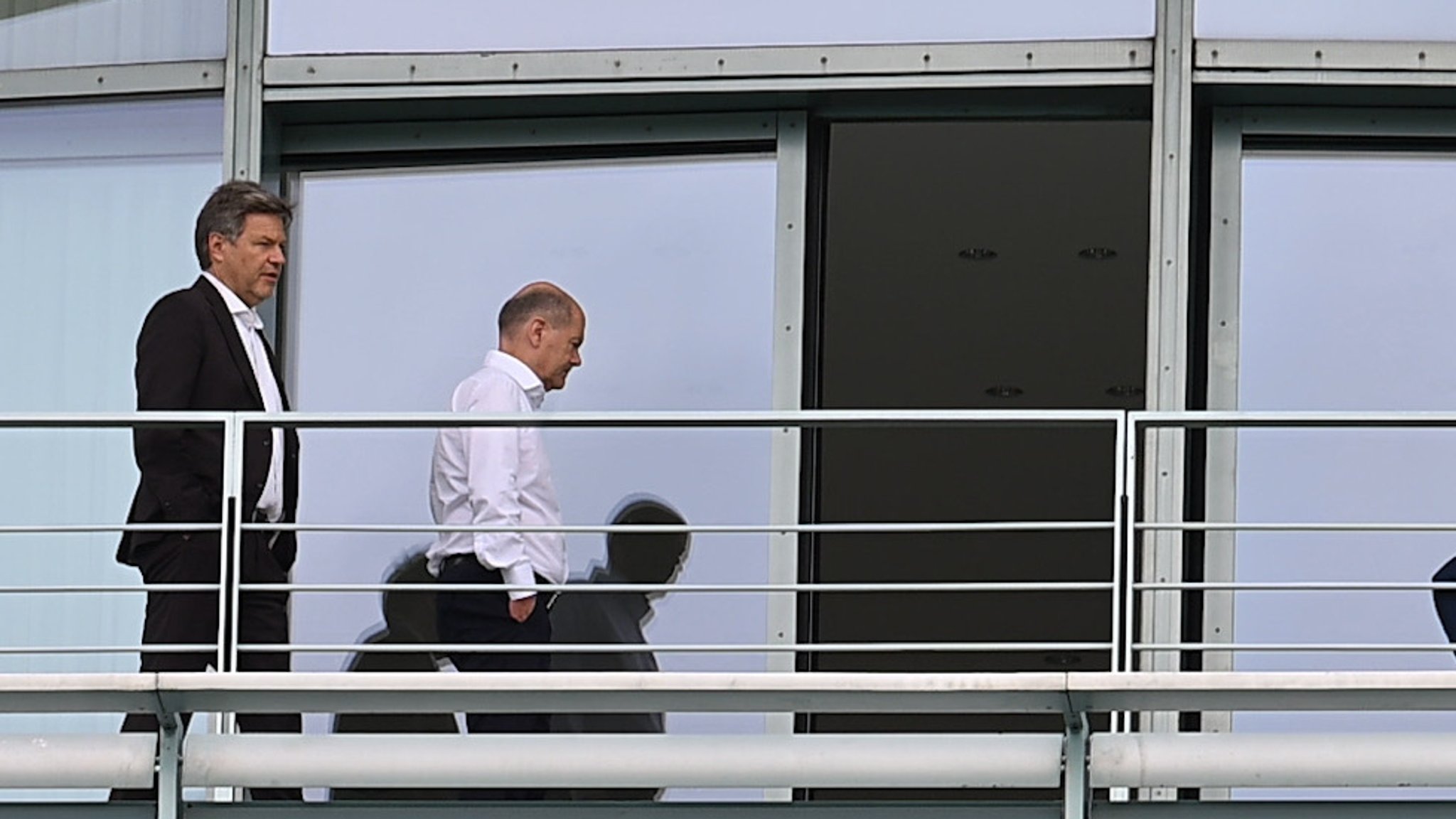 04.07.2024: Robert Habeck und Bundeskanzler Olaf Scholz gehen im Bundeskanzleramt über einen Balkon. 