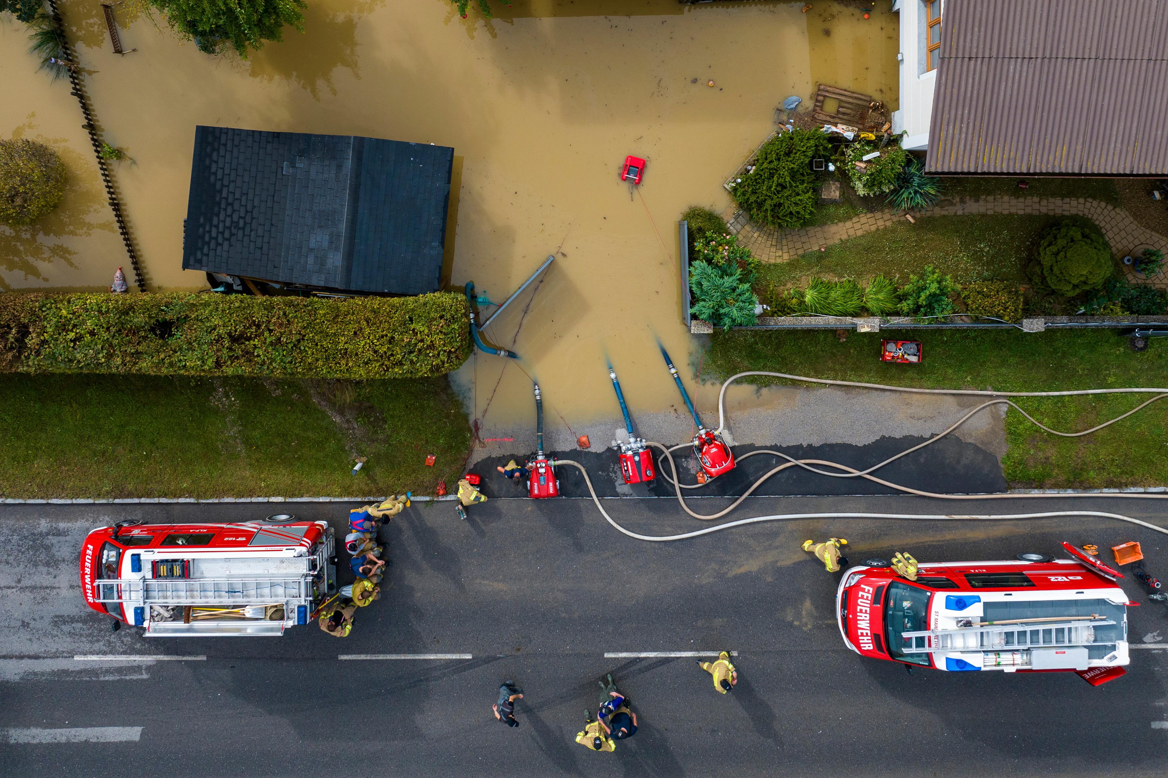 Feuerwehrleute im niederösterreichischen Kapelln