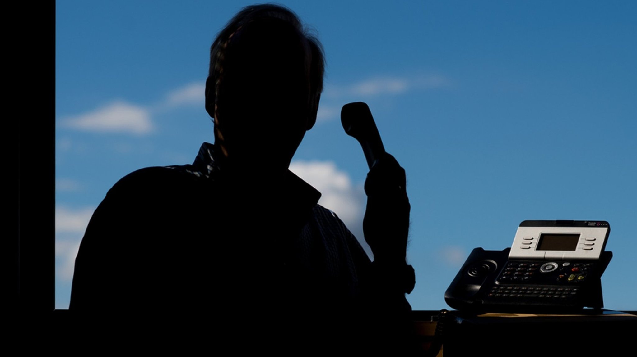 Ein Mann im Gegenlicht telefoniert. | Bild: dpa-Bildfunk/Julian Stratenschulte Ein Mann im Gegenlicht telefoniert.