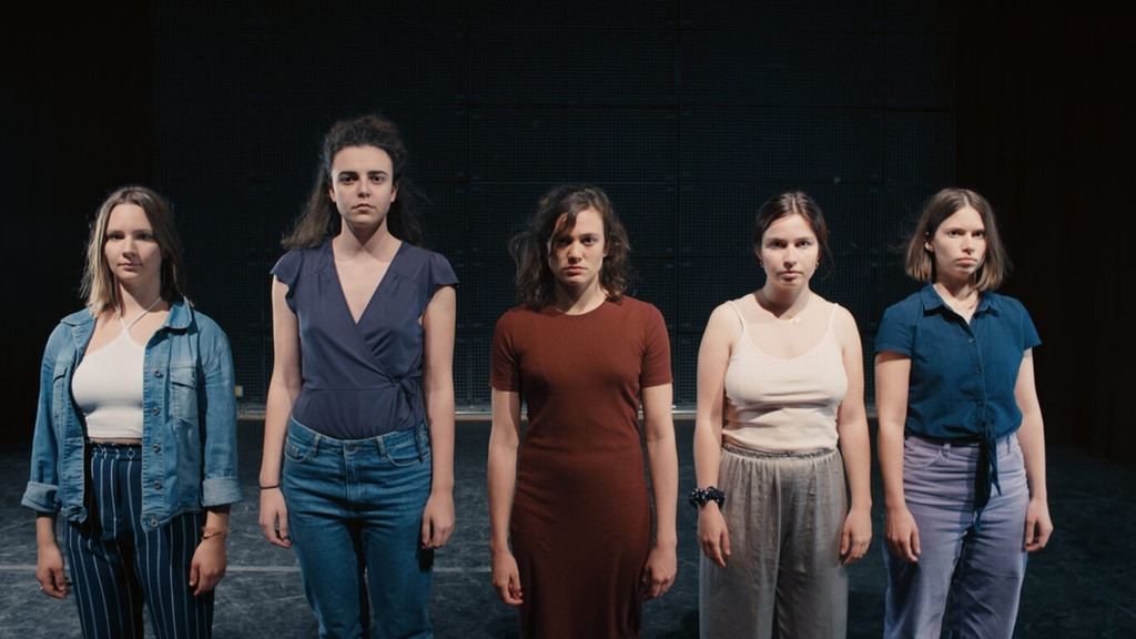Diese jungen Schauspielerinnen erlebten sexuellen Missbrauch ... und arbeiten ihn auf in "The Case You" (Filmszene). | Bild: Lenn Lamster Diese jungen Schauspielerinnen erlebten sexuellen Missbrauch ... und arbeiten ihn auf in "The Case You" (Filmszene).