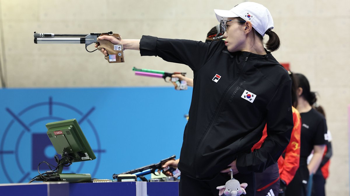 Kim Yeji aus Südkorea nimmt an den Olympischen Spielen 2024 in Paris am Finale des 10-Meter-Luftpistolenschießens der Damen teil.