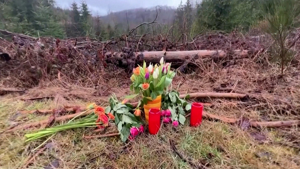 Blumen und Kerzen wurden am Fundort des getöteten Mädchens Luise niedergelegt.