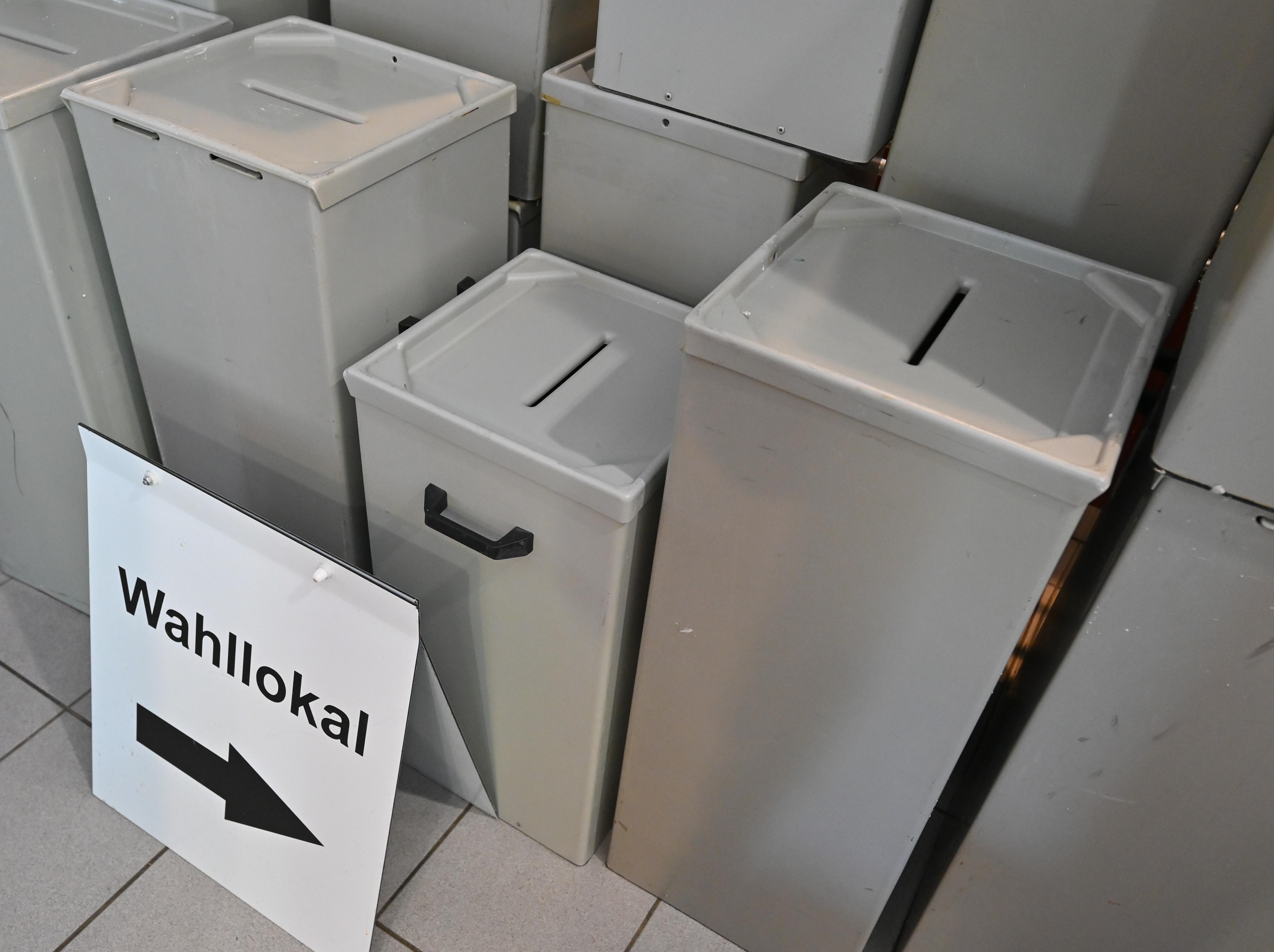 Symbolbild: Wahlurnen und -schild 