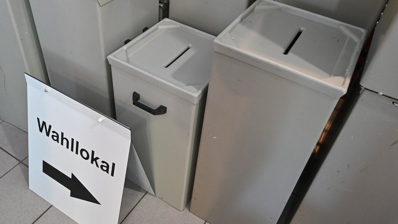 Symbolbild: Wahlurnen und -schild | Bild: picture alliance/dpa | Patrick Pleul Symbolbild: Wahlurnen und -schild