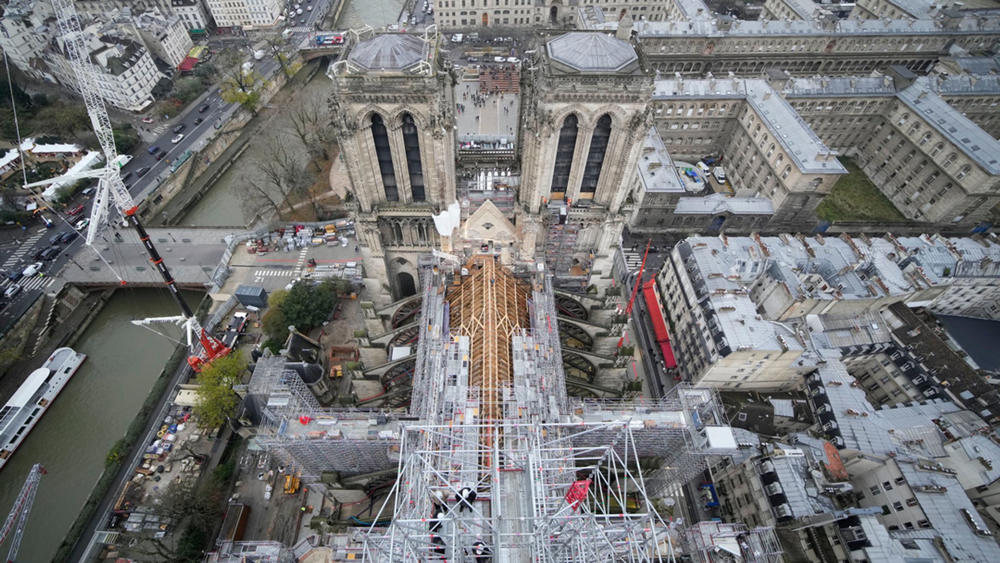 Die Kathedrale Notre Dame de Paris von der Spitze des Turms aus gesehen.