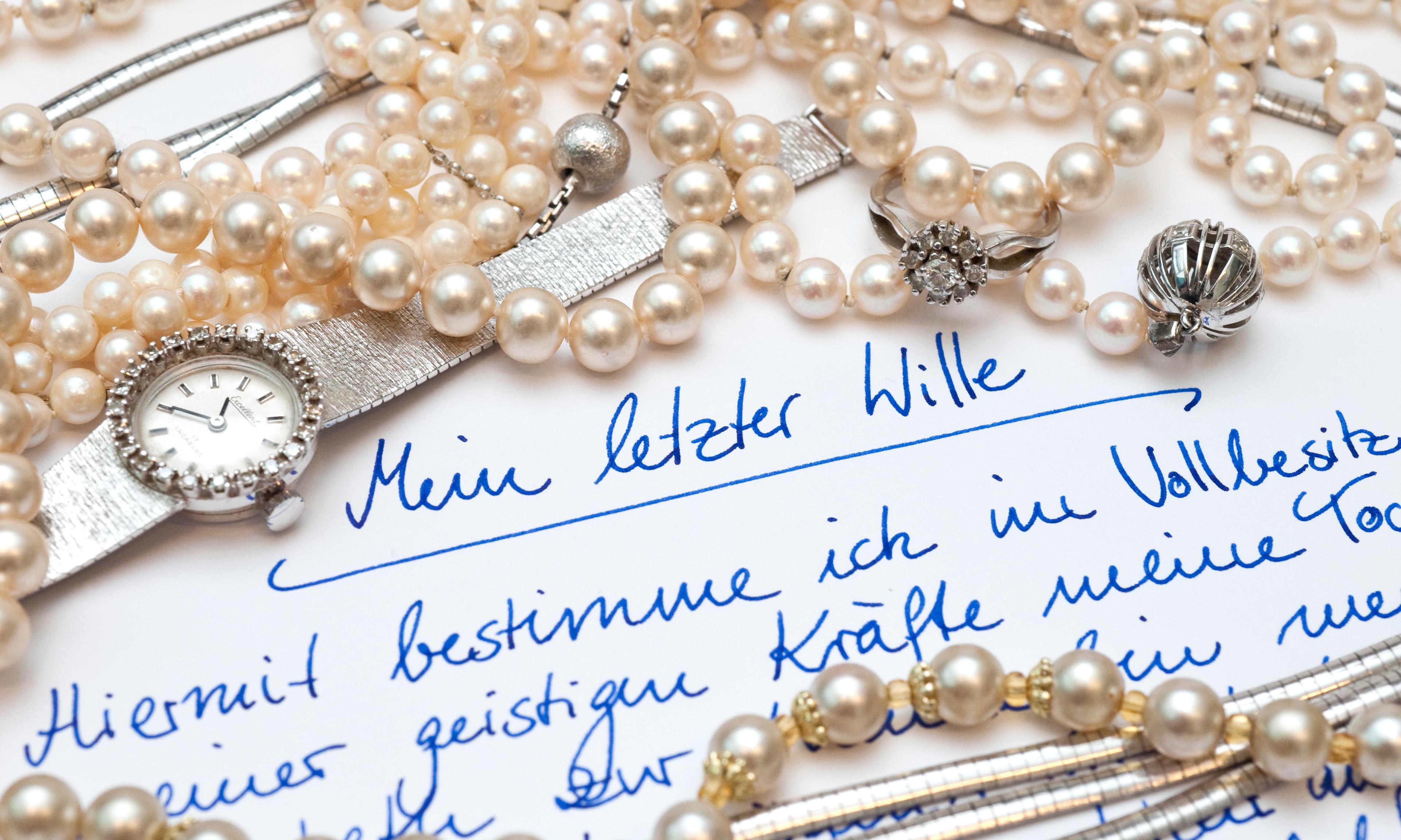 Von Hand geschrieben und möglichst präzise formuliert: Beim Testament müssen einige Punkte beachtet werden.