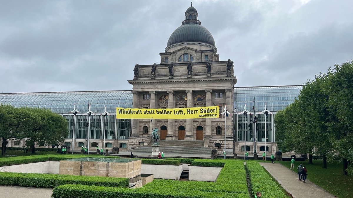 Greenpeace errichtet Windräder vor bayerischer Staatskanzlei