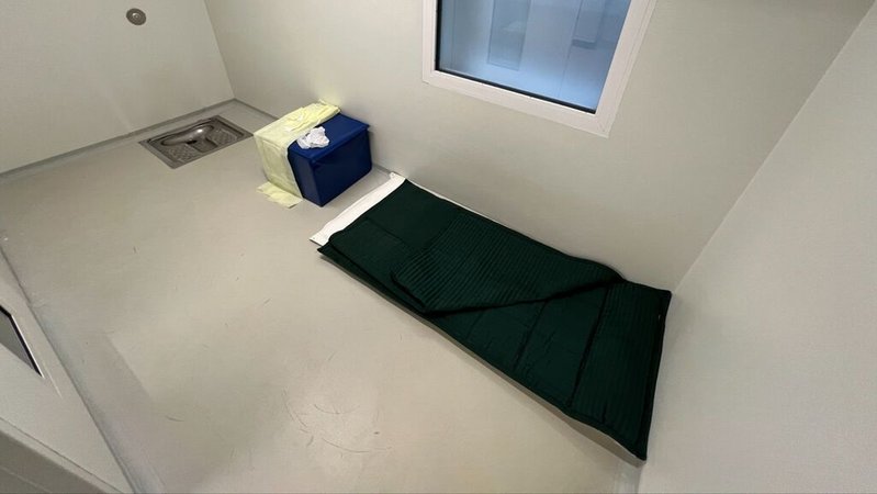 Ein so genannter besonders gesicherte Haftraum in der JVA Gablingen mit Matratze, Toilette und Kleidung. | Bild: BR/Andreas Herz Ein so genannter besonders gesicherte Haftraum in der JVA Gablingen mit Matratze, Toilette und Kleidung.