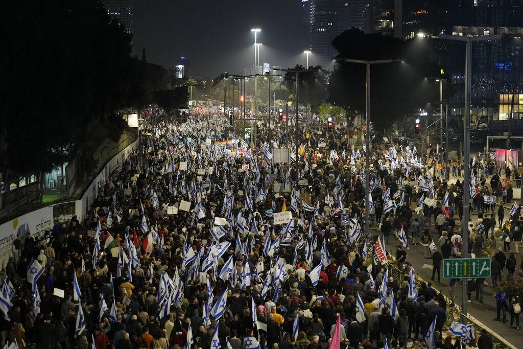 ARCHIV - 28.01.2023, Israel, Tel Aviv: Israelis protestieren gegen die geplante Justizreform der neuen Regierung von Premierminister Netanjahu. Foto: Tsafrir Abayov/AP/dpa +++ dpa-Bildfunk +++